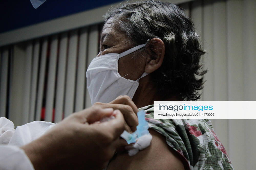 MANAUS, AM - 02.03.2021: VACINAÇÃO EM IDOSOS DE 68 ANOS EM MANAUS - Vaccination against Covid-19 in 68-year-olds, this Tuesday morning (2), at the State Center for Family Living, Father Pedro Vignola in the northern part of the city of Manaus (AM). x2038210x SandroxPereira
