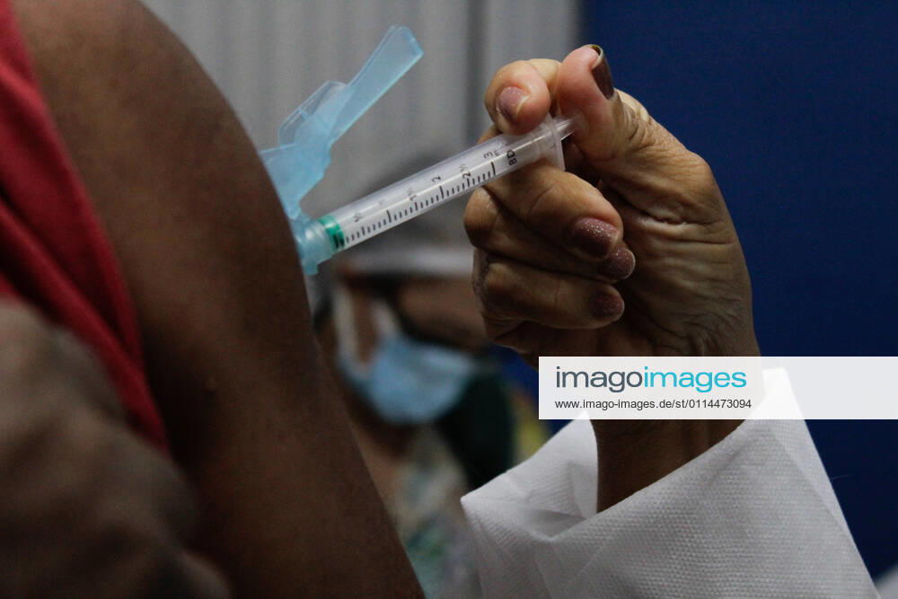 MANAUS, AM - 02.03.2021: VACINAÇÃO EM IDOSOS DE 68 ANOS EM MANAUS - Vaccination against Covid-19 in 68-year-olds, this Tuesday morning (2), at the State Center for Family Living, Father Pedro Vignola in the northern part of the city of Manaus (AM). x2038211x SandroxPereira
