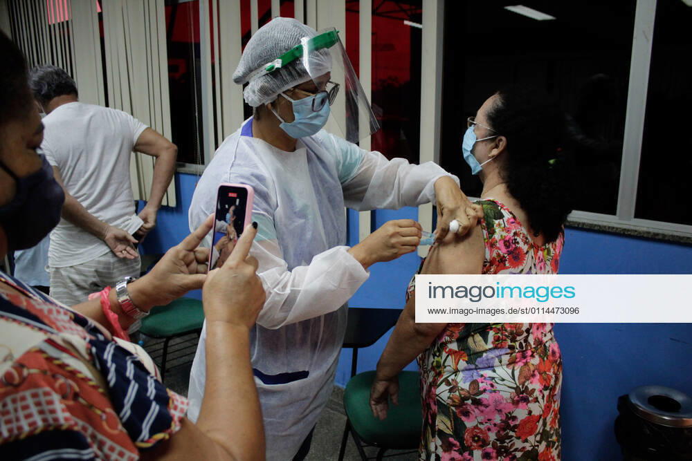MANAUS, AM - 02.03.2021: VACINAÇÃO EM IDOSOS DE 68 ANOS EM MANAUS - Vaccination against Covid-19 in 68-year-olds, this Tuesday morning (2), at the State Center for Family Living, Father Pedro Vignola in the northern part of the city of Manaus (AM). x2038212x SandroxPereira