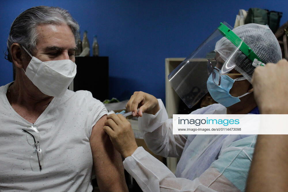 MANAUS, AM - 02.03.2021: VACINAÇÃO EM IDOSOS DE 68 ANOS EM MANAUS - Vaccination against Covid-19 in 68-year-olds, this Tuesday morning (2), at the State Center for Family Living, Father Pedro Vignola in the northern part of the city of Manaus (AM). x2038213x SandroxPereira