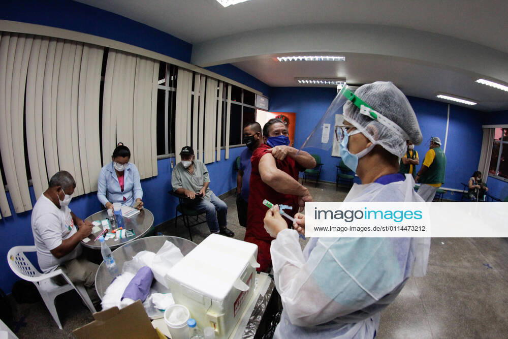 MANAUS, AM - 02.03.2021: VACINAÇÃO EM IDOSOS DE 68 ANOS EM MANAUS - Vaccination against Covid-19 in 68-year-olds, this Tuesday morning (2), at the State Center for Family Living, Father Pedro Vignola in the northern part of the city of Manaus (AM). In the photo, a nurse prepares a dose of the Oxford AstraZeneca vaccine. x2038218x SandroxPereira