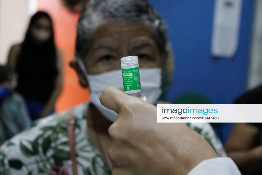 MANAUS, AM - 02.03.2021: VACINAÇÃO EM IDOSOS DE 68 ANOS EM MANAUS - Vaccination against Covid-19 in 68-year-olds, this Tuesday morning (2), at the State Center for Family Living, Father Pedro Vignola in the northern part of the city of Manaus (AM). In the photo, a nurse prepares a dose of the Oxford AstraZeneca vaccine. x2038222x SandroxPereira