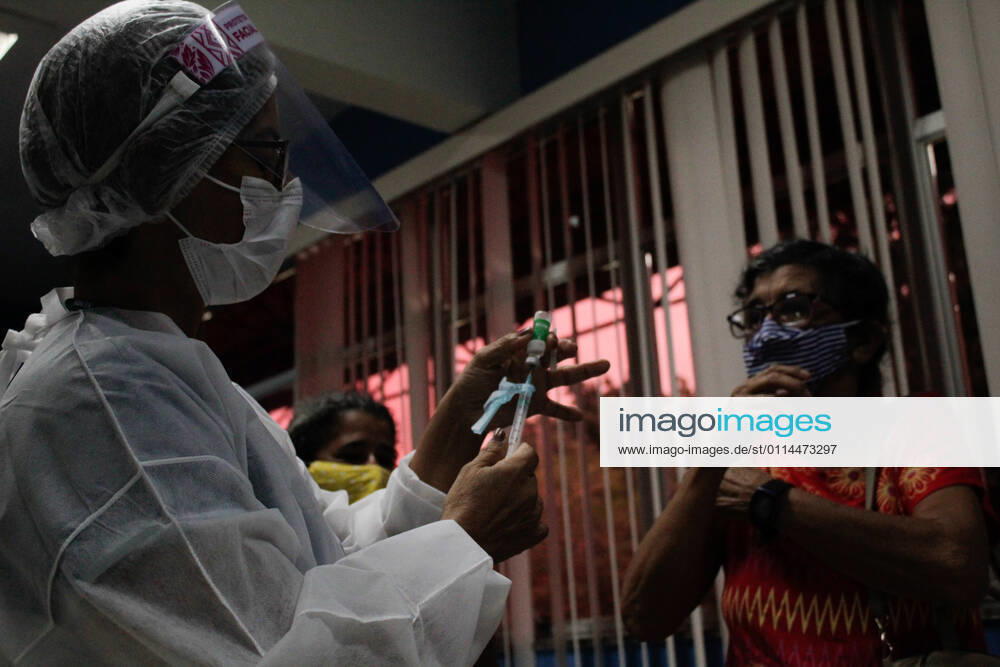 MANAUS, AM - 02.03.2021: VACINAÇÃO EM IDOSOS DE 68 ANOS EM MANAUS - Vaccination against Covid-19 in 68-year-olds, this Tuesday morning (2), at the State Center for Family Living, Father Pedro Vignola in the northern part of the city of Manaus (AM). In the photo, a nurse prepares a dose of the Oxford AstraZeneca vaccine. x2038225x SandroxPereira