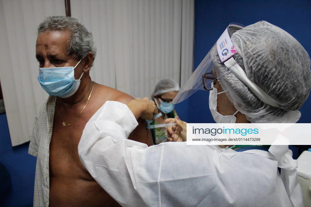 MANAUS, AM - 02.03.2021: VACINAÇÃO EM IDOSOS DE 68 ANOS EM MANAUS - Vaccination against Covid-19 in 68-year-olds, this Tuesday morning (2), at the State Center for Family Living, Father Pedro Vignola in the northern part of the city of Manaus (AM). x2038226x SandroxPereira