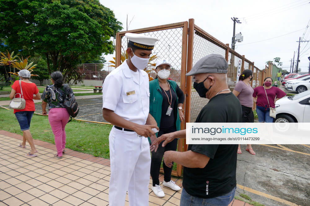 MANAUS, AM - 02.03.2021: VACINAÇÃO EM IDOSOS DE 68 ANOS EM MANAUS - Vaccination against Covid-19 in 68-year-olds, this Tuesday morning (2), at the State Center for Family Living, Father Pedro Vignola in the northern part of the city of Manaus (AM). In the photo, a navy soldier assists the elderly. x2038227x SandroxPereira