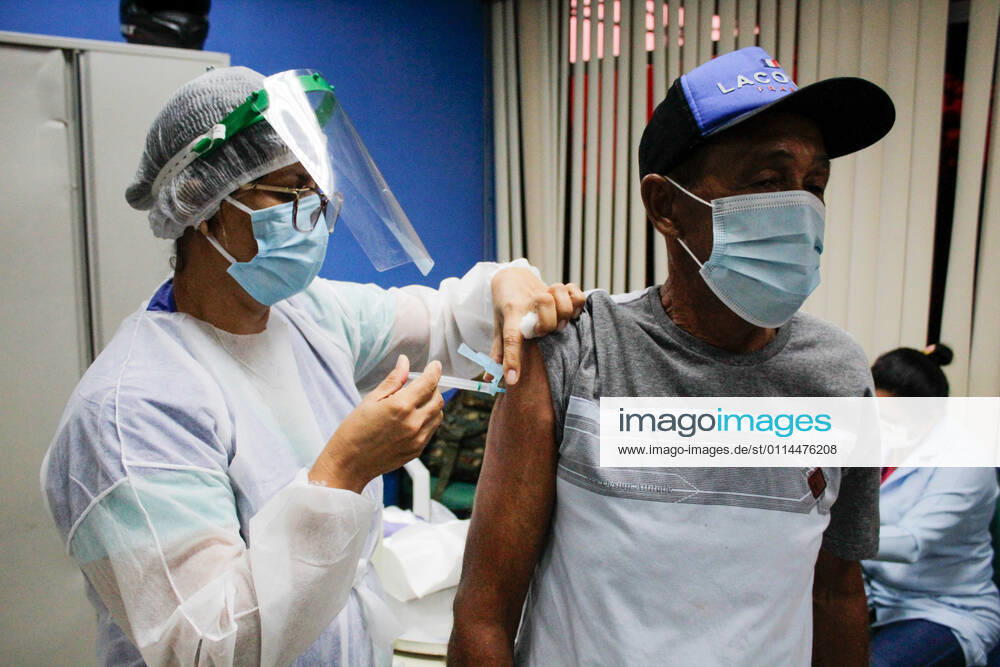 MANAUS, AM - 02.03.2021: VACINAÇÃO EM IDOSOS DE 68 ANOS EM MANAUS - Vaccination against Covid-19 in 68-year-olds, this Tuesday morning (2), at the State Center for Family Living, Father Pedro Vignola in the northern part of the city of Manaus (AM). x2038239x SandroxPereira