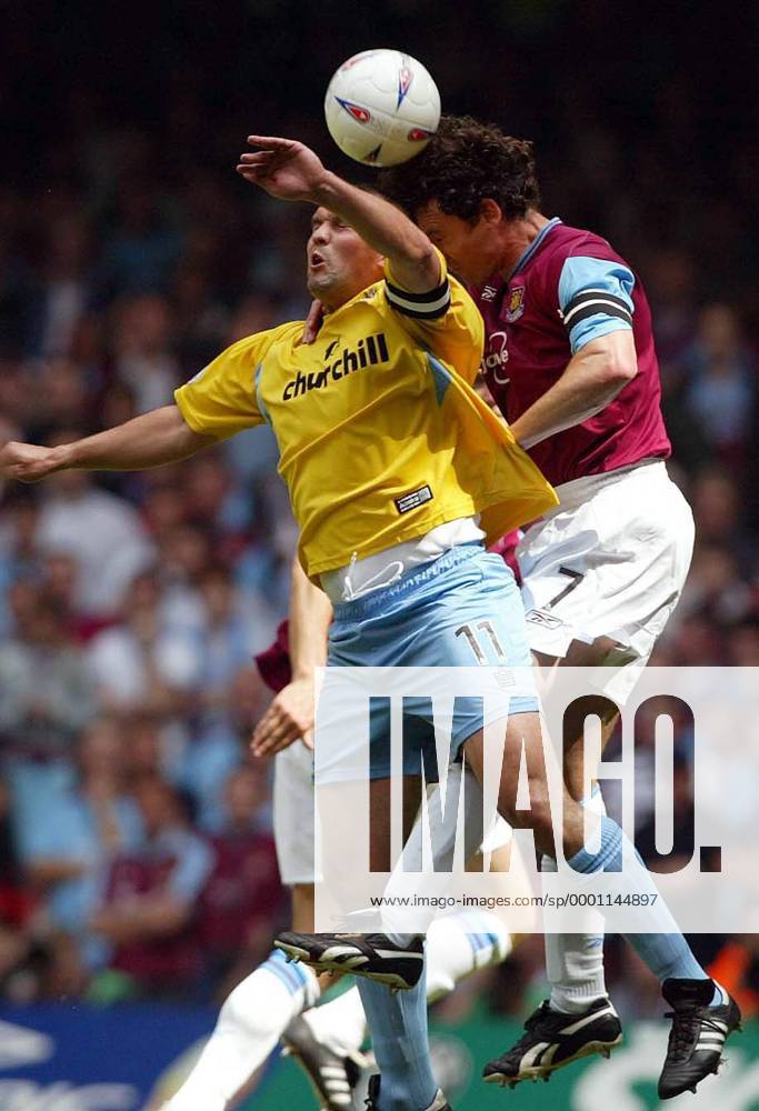 Neil Shipperley (Crystal Palace, li.) gegen Christian Dailly (West Ham) Fußball Herren English 1. Division 2003 2004, 2. Englische Liga, Playoff, Playoffs, Play Off, Offs, Finale Gruppe London Dynamik,