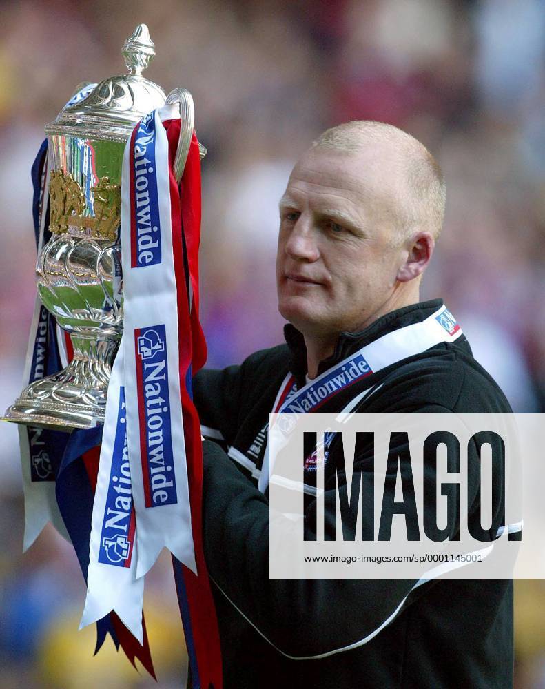 Fußball, Trainerhistorie Crystal Palace von 1905 bis heute Trainer Iain Dowie (Crystal Palace) präsentiert den Pokal der Relegation zur Premier League Fußball Herren English Division 1 2003 2004, 2. Englische Liga, Play Off, Offs, Playoff, Playoffs, Crystal Palace Einzelbild Aufstiegsspiel Cardiff Freude,