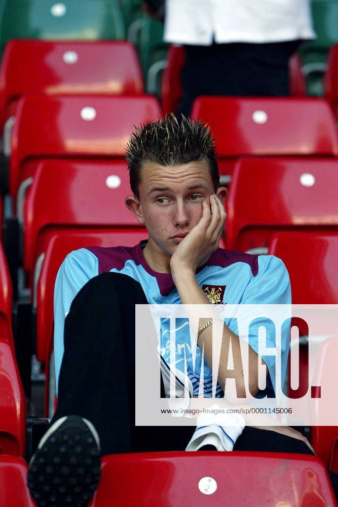 Tiefer Frust bei einem West Ham United Fan nach dem verlorenen Aufstiegsspiel Fußball Herren English Division 1 2003 2004, 2. Englische Liga, Play Off, Offs, Playoff, Playoffs, West Ham United Einzelbild Cardiff Enttäuschung, Verzweiflung,