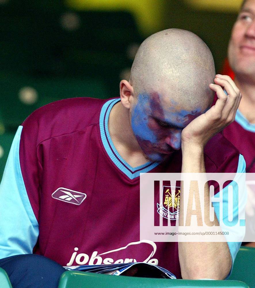 Tiefer Frust bei einem West Ham United Fan nach dem verlorenen Aufstiegsspiel Fußball Herren English Division 1 2003 2004, 2. Englische Liga, Play Off, Offs, Playoff, Playoffs, West Ham United Einzelbild Cardiff Enttäuschung, Verzweiflung,