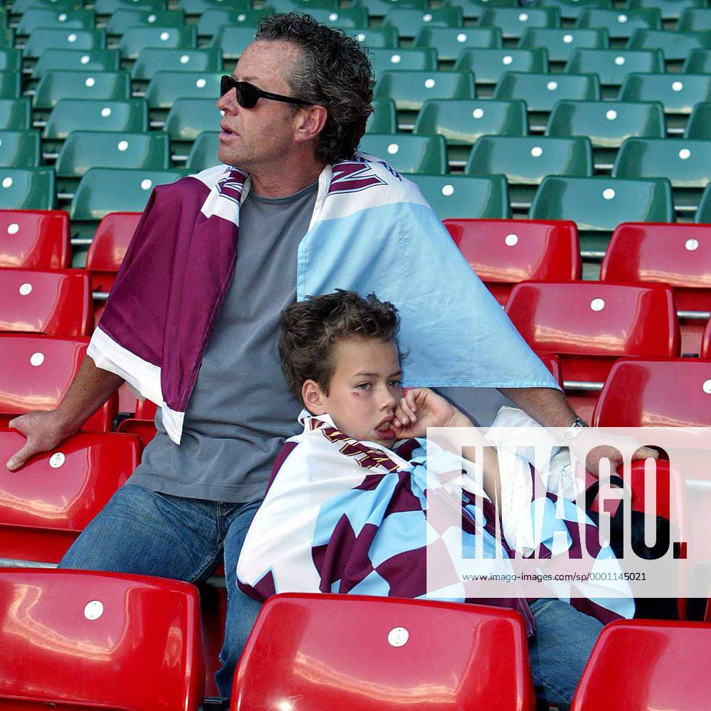Vater und Sohn enttäuscht nach dem verlorenen Aufstiegsspiel von West Ham United Fußball Herren English Division 1 2003 2004, 2. Englische Liga, Play Off, Offs, Playoff, Playoffs, West Ham United Gruppe Cardiff Enttäuschung,