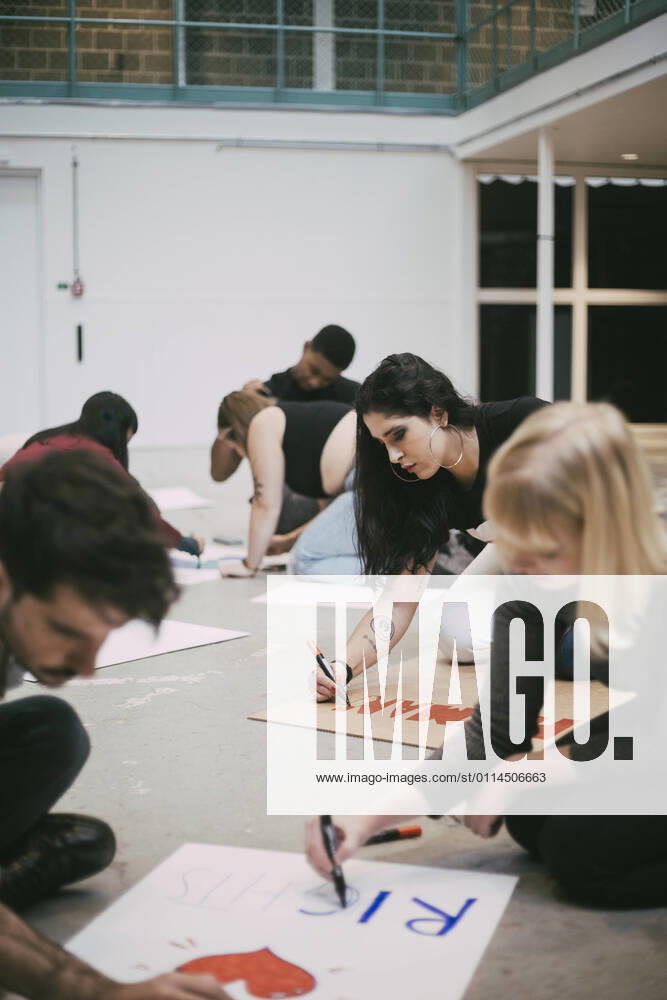IMAGO Creative: 2022 Aussichten Female and male activist preparing signboards in building Sweden, Stockholm, model released, property released