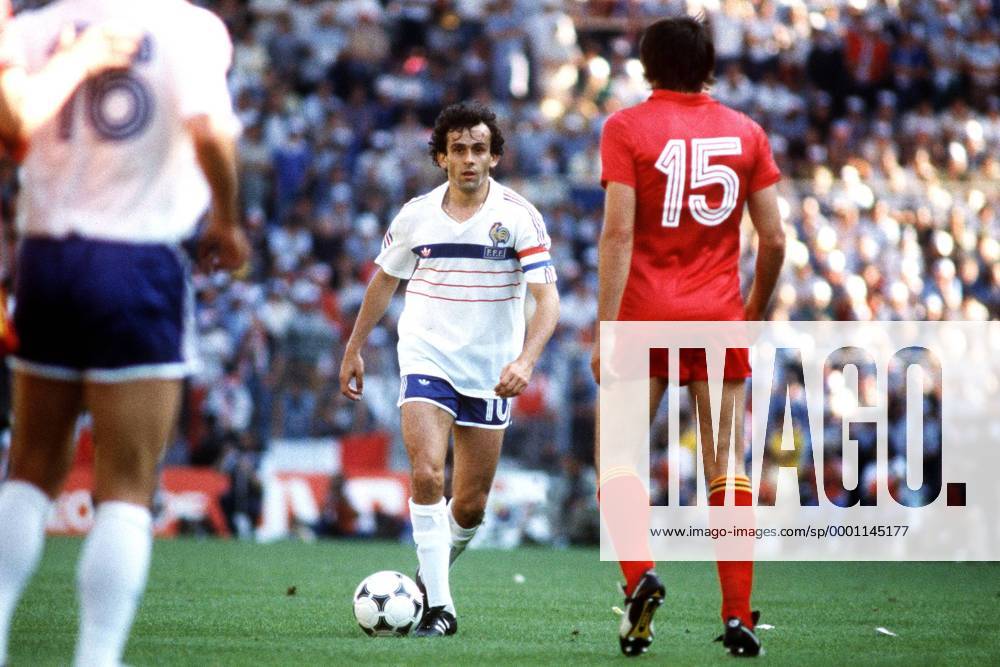 Michel Platini (li., Frankreich) am Ball gegen Rene Verheyen (Belgien) Fußball EM Herren Europameisterschaft 1984, Länderspiel, Gruppe 1, Gruppenspiel, Nationalmannschaft, Nationalteam Gruppe Frankreich - Belgien 5:0 Nantes Dynamik,