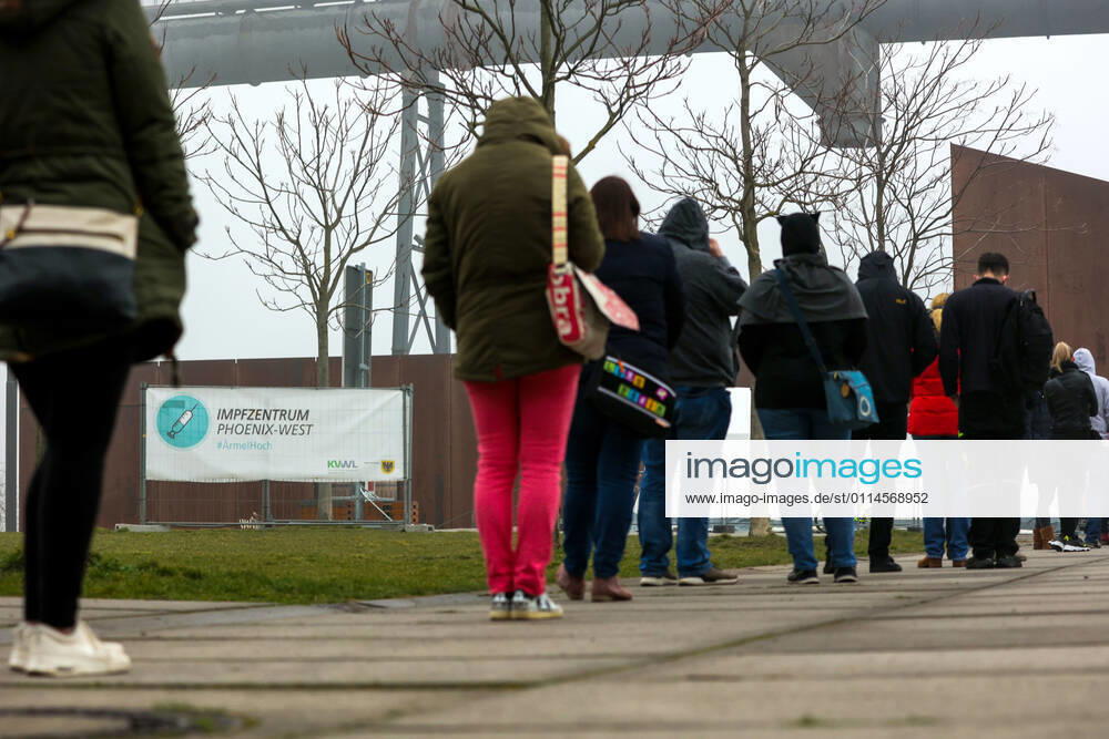 News, Politics, Start of corona vaccination for group 2, Doctors, physician assistants, hospital staff, teachers, educators, chronically ill, police officers, Long queues in front of the vaccination center Phoenix West Dortmund vaccination center Phoenix West NRW Germany xRHR PHOTO DEx RHR-FOTO DE