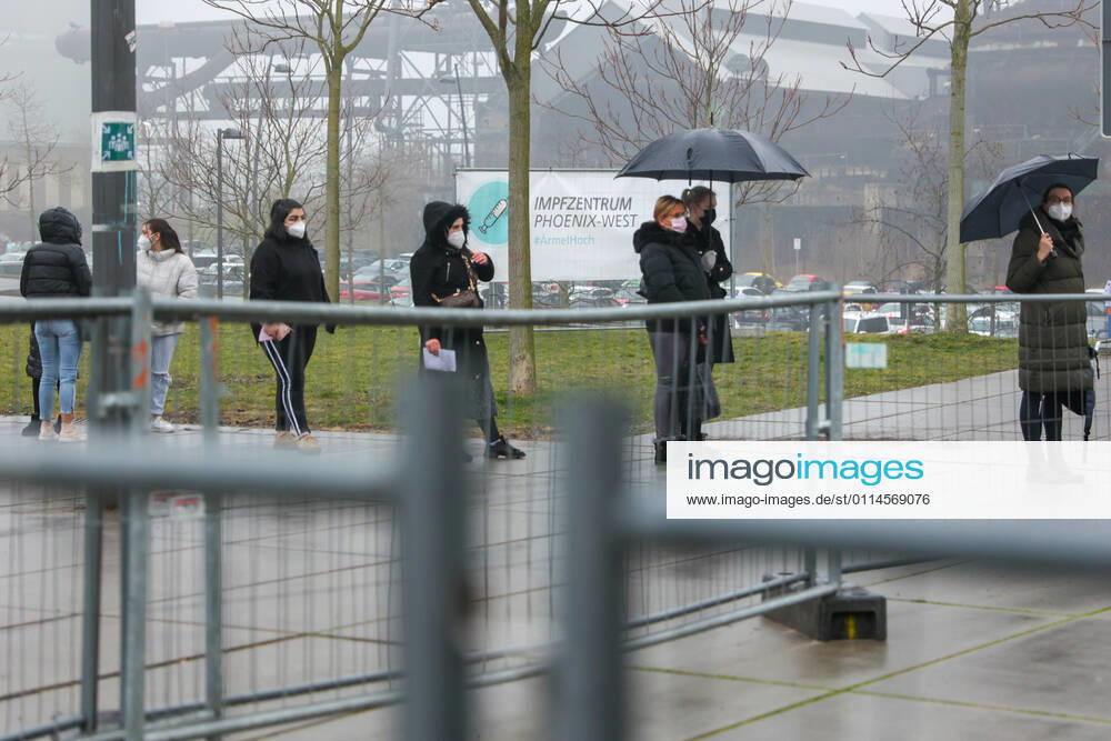 News, Politics, Start of corona vaccination for group 2, Doctors, physician assistants, hospital staff, teachers, educators, chronically ill, police officers, Long queues in front of the vaccination center Phoenix West Dortmund vaccination center Phoenix West NRW Germany xRHR PHOTO DEx RHR-FOTO DE