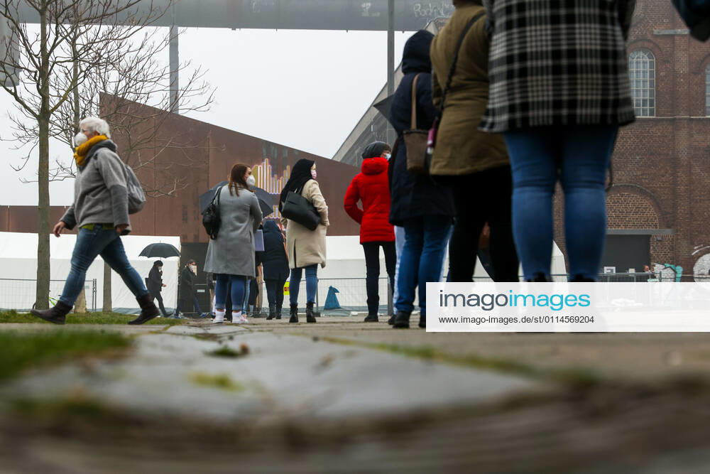 News, Politics, Start of corona vaccination for group 2, Doctors, physician assistants, hospital staff, teachers, educators, chronically ill, police officers, Long queues in front of the vaccination center Phoenix West Dortmund vaccination center Phoenix West NRW Germany xRHR PHOTO DEx RHR-FOTO DE