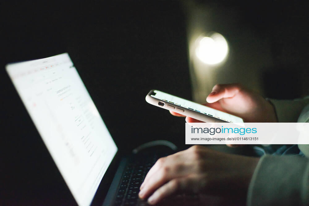 Anonymous woman working on laptop at night CR_INCH210304-668934-01 ,model released, Symbolfoto
