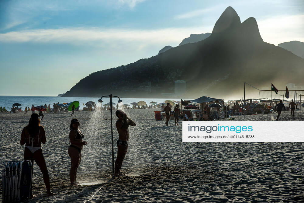 Rio amid COVID-19 RIO DE JANEIRO, RIO DE JANEIRO, BRAZIL, MAR 04: NEW RESTRICTIONS IN TOWN - The city hall has enacted new restrictions to contain the increase in cases of COVID-19 in town. Beach bars, beach food and drink vendors and stalls are prohibited. Stand with shower at Ipanema Beach on March 04, 2021. ( Photo by Chico Ferreira Penta Press ) Rio de Janeiro Brazil 6258_233491