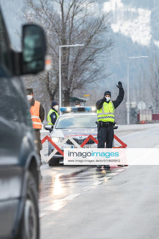 Bad Hofgastein 05.03.2021, Bad Hofgastein, AUT, Coronavirus in Österreich, Bad Hofgastein Ausreisetestpflicht, im Bild ein Polizist bei einem Ausreisetest-Checkpoint auf der B 167 Gasteiner Straße. Die Pongauer Gemeinde Bad Hofgastein darf wegen einer hohen Zahl von Corona-Neuinfektionen und hoher Inzidenzzahlen ab 5. März 2021 für vorerst 14 Tage nur noch mit einem negativen Corona-Test, der nicht älter als 48 Stunden ist, verlassen werden. Police control at a checkpoint on the B 167 Gasteiner Straße. Due to a high number of new corona infections and high incidence figures, the Pongau community of Bad Hofgastein may only be left with a negative corona test that is not older than 48 hours for 14 days from March 5, 2021. Bad Hofgast EP_mhu