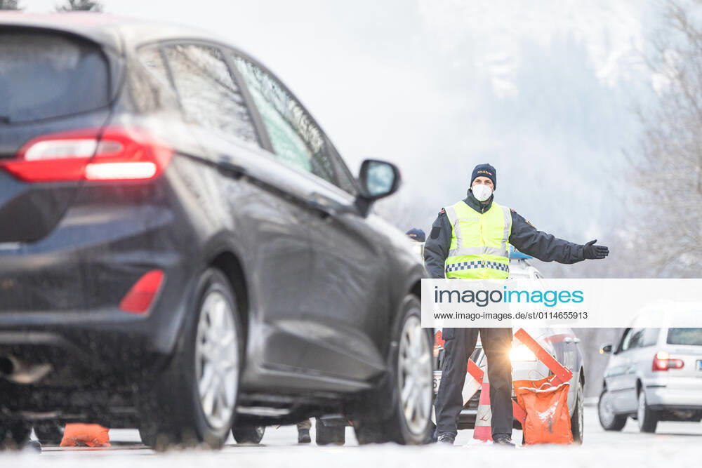 Bad Hofgastein 05.03.2021, Bad Hofgastein, AUT, Coronavirus in Österreich, Bad Hofgastein Ausreisetestpflicht, im Bild ein Polizist bei einem Ausreisetest-Checkpoint auf der B 167 Gasteiner Straße. Die Pongauer Gemeinde Bad Hofgastein darf wegen einer hohen Zahl von Corona-Neuinfektionen und hoher Inzidenzzahlen ab 5. März 2021 für vorerst 14 Tage nur noch mit einem negativen Corona-Test, der nicht älter als 48 Stunden ist, verlassen werden. Police control at a checkpoint on the B 167 Gasteiner Straße. Due to a high number of new corona infections and high incidence figures, the Pongau community of Bad Hofgastein may only be left with a negative corona test that is not older than 48 hours for 14 days from March 5, 2021. Bad Hofgast EP_mhu