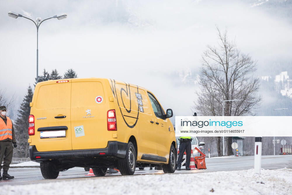 Bad Hofgastein 05.03.2021, Bad Hofgastein, AUT, Coronavirus in Österreich, Bad Hofgastein Ausreisetestpflicht, im Bild ein Polizist und ein Post-Fahrzeug bei einem Ausreisetest-Checkpoint auf der B 167 Gasteiner Straße. Die Pongauer Gemeinde Bad Hofgastein darf wegen einer hohen Zahl von Corona-Neuinfektionen und hoher Inzidenzzahlen ab 5. März 2021 für vorerst 14 Tage nur noch mit einem negativen Corona-Test, der nicht älter als 48 Stunden ist, verlassen werden. Police control at a checkpoint on the B 167 Gasteiner Straße. Due to a high number of new corona infections and high incidence figures, the Pongau community of Bad Hofgastein may only be left with a negative corona test that is not older than 48 hours for 14 days from Marc EP_mhu