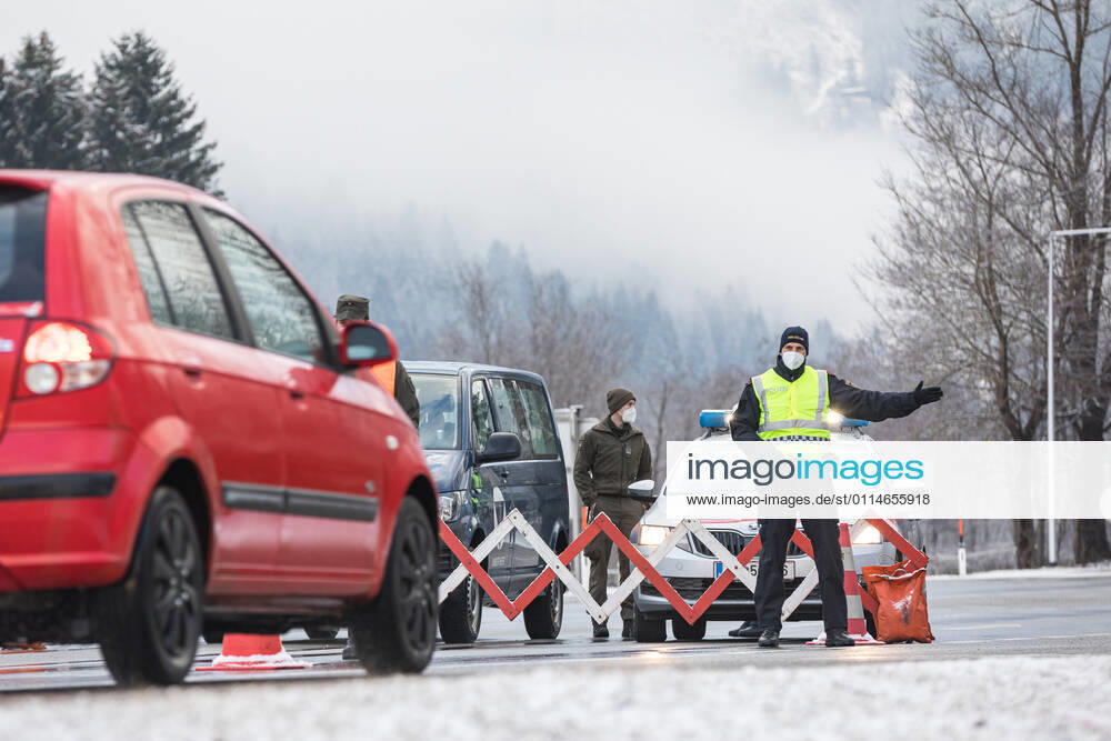 Bad Hofgastein 05.03.2021, Bad Hofgastein, AUT, Coronavirus in Österreich, Bad Hofgastein Ausreisetestpflicht, im Bild ein Polizist bei einem AusreisetestCheckpoint auf der B 167 Gasteiner Straße. Die Pongauer Gemeinde Bad Hofgastein darf wegen einer hohen Zahl von Corona-Neuinfektionen und hoher Inzidenzzahlen ab 5. März 2021 für vorerst 14 Tage nur noch mit einem negativen Corona-Test, der nicht älter als 48 Stunden ist, verlassen werden. Police control at a checkpoint on the B 167 Gasteiner Straße. Due to a high number of new corona infections and high incidence figures, the Pongau community of Bad Hofgastein may only be left with a negative corona test that is not older than 48 hours for 14 days from March 5, 2021. Bad Hofgaste EP_mhu