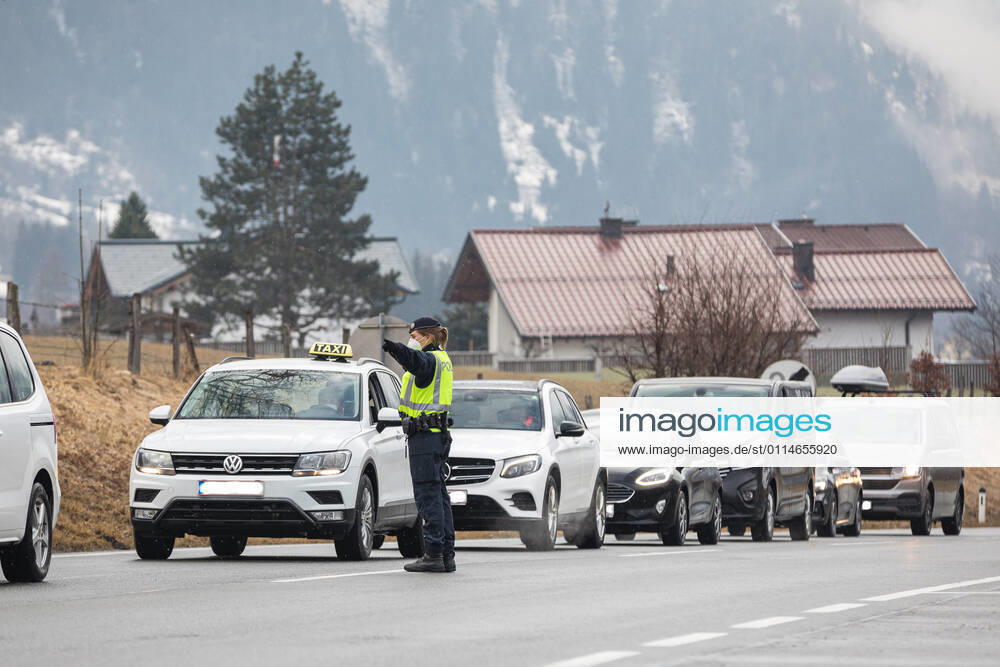 Bad Hofgastein 05.03.2021, Bad Hofgastein, AUT, Coronavirus in Österreich, Bad Hofgastein Ausreisetestpflicht, im Bild eine Polizistin bei einem Ausreisetest-Checkpoint auf der B 167 Gasteiner Straße. Die Pongauer Gemeinde Bad Hofgastein darf wegen einer hohen Zahl von Corona-Neuinfektionen und hoher Inzidenzzahlen ab 5. März 2021 für vorerst 14 Tage nur noch mit einem negativen Corona-Test, der nicht älter als 48 Stunden ist, verlassen werden. Police control at a checkpoint on the B 167 Gasteiner Straße. Due to a high number of new corona infections and high incidence figures, the Pongau community of Bad Hofgastein may only be left with a negative corona test that is not older than 48 hours for 14 days from March 5, 2021. Bad Hofg EP_mhu