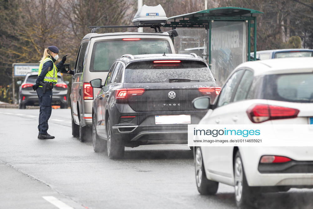 Bad Hofgastein 05.03.2021, Bad Hofgastein, AUT, Coronavirus in Österreich, Bad Hofgastein Ausreisetestpflicht, im Bild eine Polizistin bei einem Ausreisetest-Checkpoint auf der B 167 Gasteiner Straße. Die Pongauer Gemeinde Bad Hofgastein darf wegen einer hohen Zahl von Corona-Neuinfektionen und hoher Inzidenzzahlen ab 5. März 2021 für vorerst 14 Tage nur noch mit einem negativen Corona-Test, der nicht älter als 48 Stunden ist, verlassen werden. Police control at a checkpoint on the B 167 Gasteiner Straße. Due to a high number of new corona infections and high incidence figures, the Pongau community of Bad Hofgastein may only be left with a negative corona test that is not older than 48 hours for 14 days from March 5, 2021. Bad Hofg EP_mhu