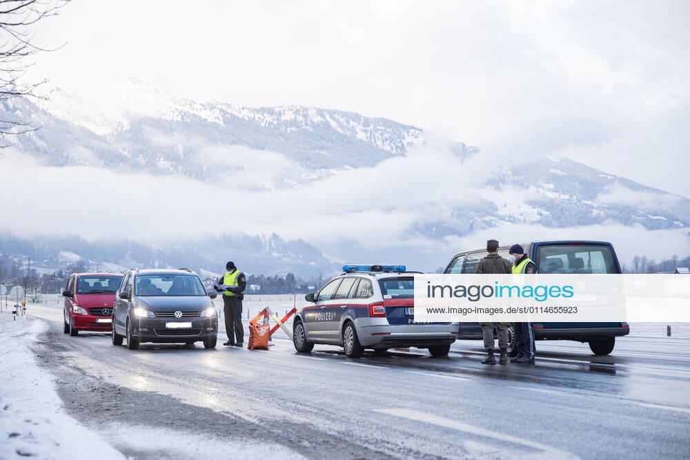 Bad Hofgastein 05.03.2021, Bad Hofgastein, AUT, Coronavirus in Österreich, Bad Hofgastein Ausreisetestpflicht, im Bild Polizisten und Bundesheer-Soldaten bei einem Ausreisetest-Checkpoint auf der B 167 Gasteiner Straße. Die Pongauer Gemeinde Bad Hofgastein darf wegen einer hohen Zahl von Corona-Neuinfektionen und hoher Inzidenzzahlen ab 5. März 2021 für vorerst 14 Tage nur noch mit einem negativen Corona-Test, der nicht älter als 48 Stunden ist, verlassen werden. Police control at a checkpoint on the B 167 Gasteiner Straße. Due to a high number of new corona infections and high incidence figures, the Pongau community of Bad Hofgastein may only be left with a negative corona test that is not older than 48 hours for 14 days from Marc EP_mhu