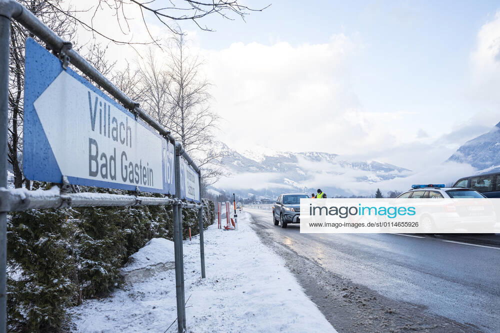 Bad Hofgastein 05.03.2021, Bad Hofgastein, AUT, Coronavirus in Österreich, Bad Hofgastein Ausreisetestpflicht, im Bild ein Polizist bei einem Ausreisetest-Checkpoint auf der B 167 Gasteiner Straße. Die Pongauer Gemeinde Bad Hofgastein darf wegen einer hohen Zahl von Corona-Neuinfektionen und hoher Inzidenzzahlen ab 5. März 2021 für vorerst 14 Tage nur noch mit einem negativen Corona-Test, der nicht älter als 48 Stunden ist, verlassen werden. Police control at a checkpoint on the B 167 Gasteiner Straße. Due to a high number of new corona infections and high incidence figures, the Pongau community of Bad Hofgastein may only be left with a negative corona test that is not older than 48 hours for 14 days from March 5, 2021. Bad Hofgast EP_mhu