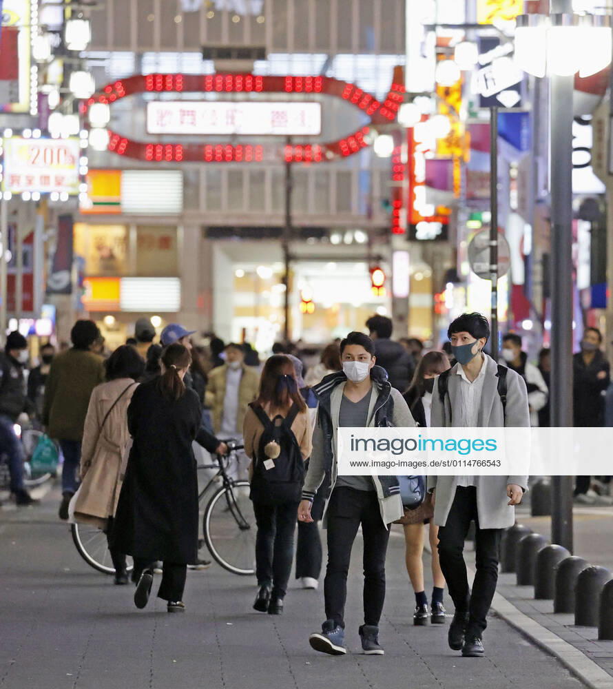 Crowded Tokyo amid virus pandemic People wearing face masks walk in Tokyo s Shinjuku area on March 6, 2021, a day after the Japanese government extended the COVID-19 state of emergency for Tokyo and three neighboring prefectures for two weeks.