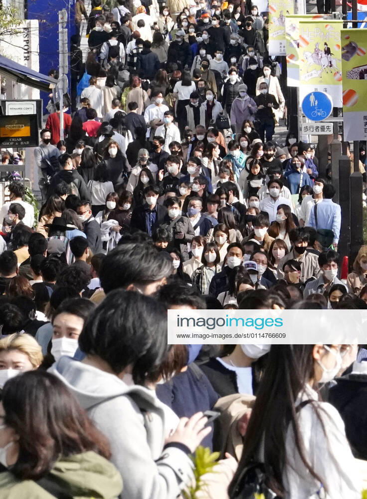 Crowded Tokyo amid virus pandemic A shopping street in Tokyo s Omotesando area is crowded with people on March 6, 2021, a day after the Japanese government extended the COVID-19 state of emergency for Tokyo and three neighboring prefectures for two weeks.