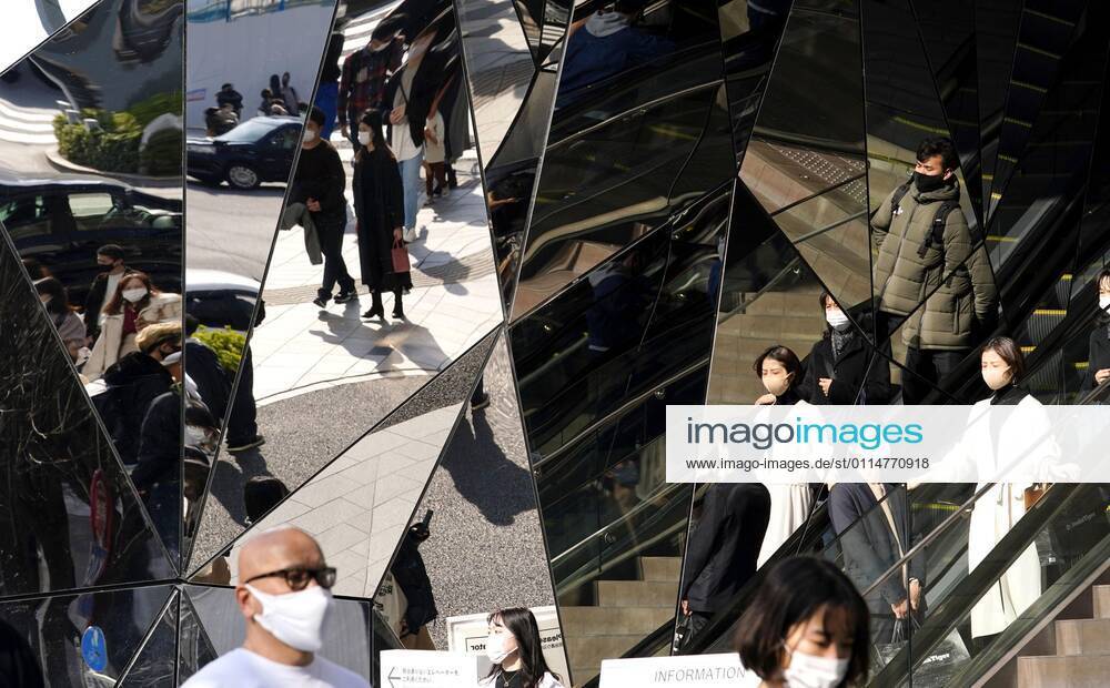 Crowded Tokyo amid virus pandemic People wearing face masks are pictured in Tokyo s Omotesando area on March 6, 2021, a day after the Japanese government extended the COVID-19 state of emergency for Tokyo and three neighboring prefectures for two weeks.