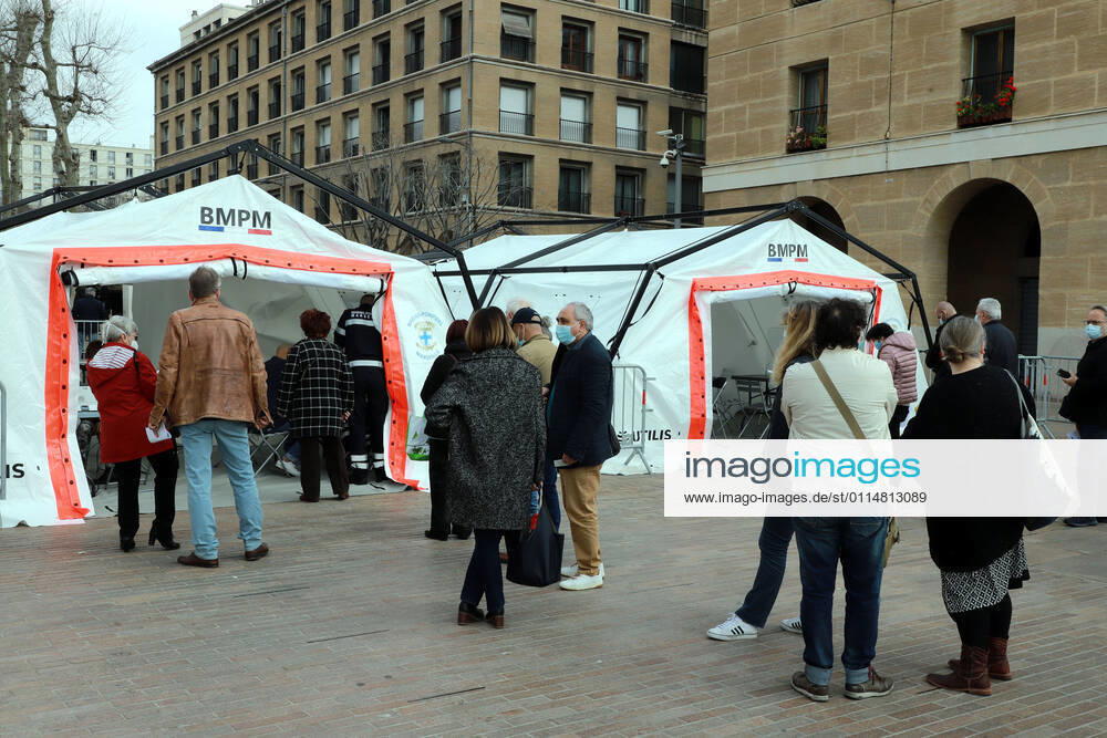 Vaccination center In Marseille. Marseille renforcement du dispositif de vaccination avec l installation d un centre place bargemon avec le soutien du bataillon de Marins pompiers de Marseille 265681 2021-03-06 Bouches du Rhone marseille France
