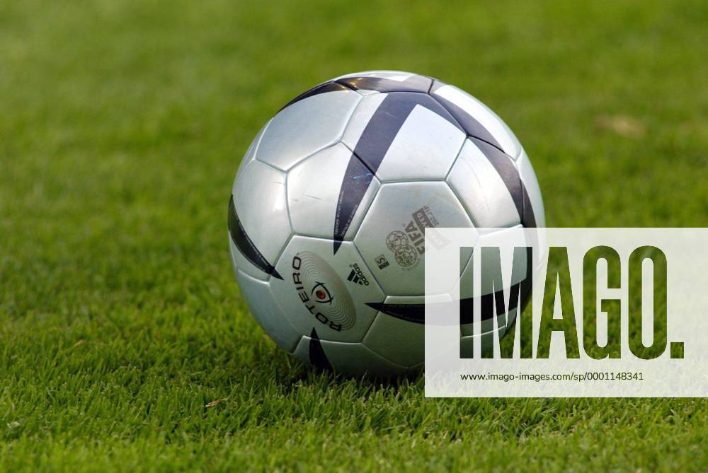 Adidas-Roteiro, der offizielle Spielball der Europameisterschaft 2004 in Portugal Fußball EM Herren Vorschau Euro 2004, Vdig Einzelbild Mainz