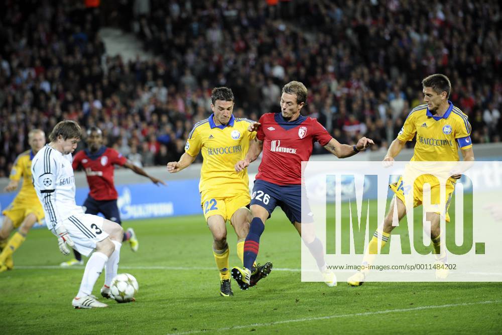 Nolan Roux (Losc) vs Andrei Gorbunov (Borisov) FOOTBALL : Losc Lille vs Fc Bate Borisov - champions League - 19 09 2012 JBAutissier Panoramic
