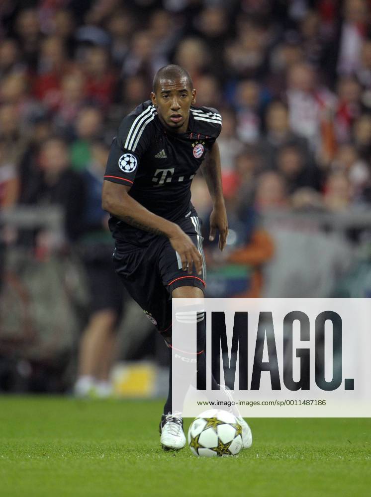 Fussball UEFA-Champions League 2012 2013, Vorrunde, 1. Spieltag, FC Bayern München - FC Valencia, in der Allianz-Arena München. Jerome Boateng (Bayern) am Ball.