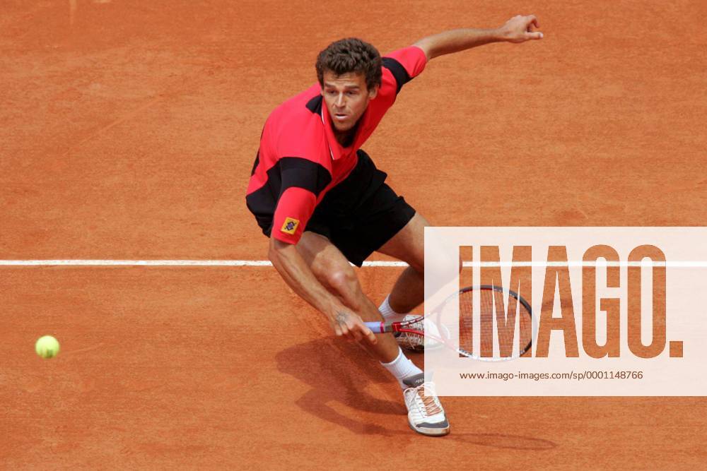 Gustavo Kuerten (Brasilien) - Rückhand Tennis Herren French Open 2004, Grand Slam, ATP-Tour, Sand, Sandplatz, Sandplatztennis, Sandplatzturnier, Einzelbild Roland Garros Paris Dynamik