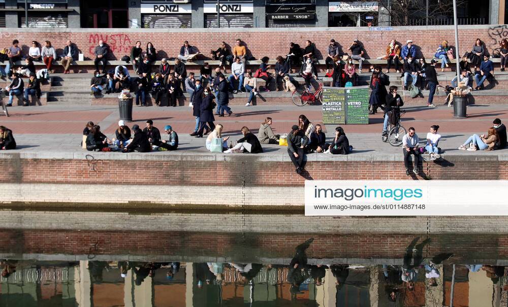 Photo ipp clemente marmorino milan 07 03 2021 emergency coronavirus covid 19 lombardy in orange zone strengthened in the photo milanese enjoy the sunny day at the dock darsena navigli movida less 0