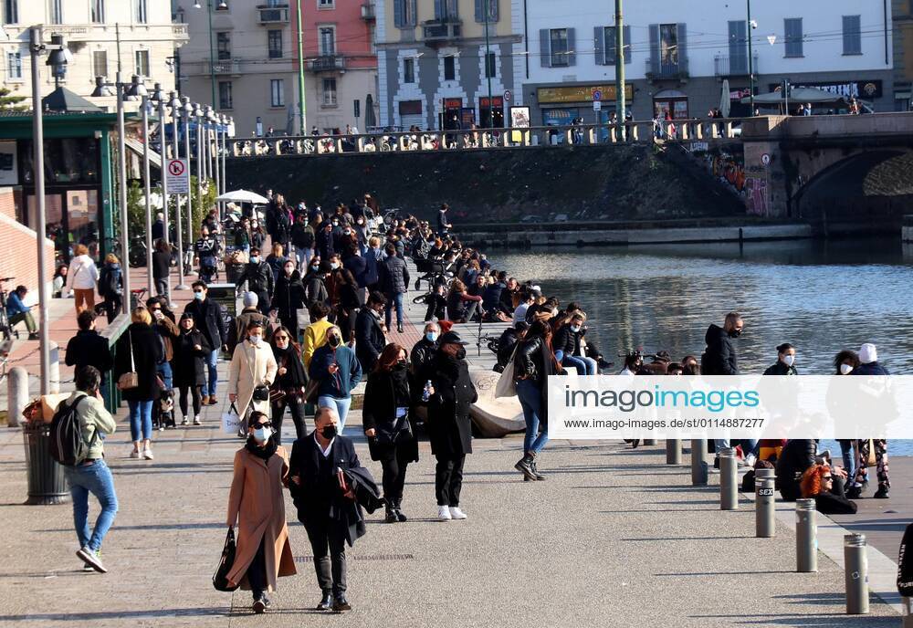 Foto ipp clemente marmorino milano 07 03 2021 emergenza coronavirus covid 19 - lombardia in zona arancione rafforzata nella foto milanesi si godono la giornata di sole alla darsena darsena navigli movida - meno 0