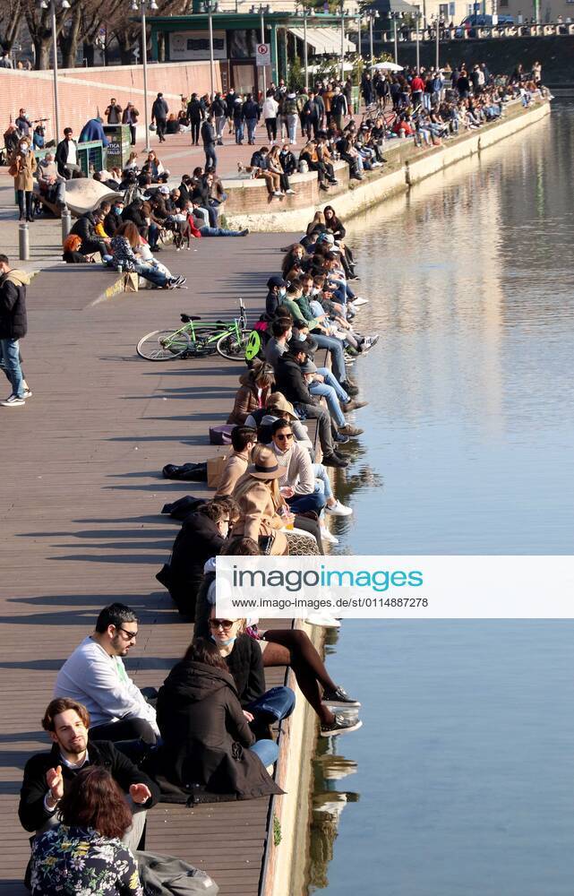 Foto ipp clemente marmorino milano 07 03 2021 emergenza coronavirus covid 19 - lombardia in zona arancione rafforzata nella foto milanesi si godono la giornata di sole alla darsena darsena navigli movida - meno 0