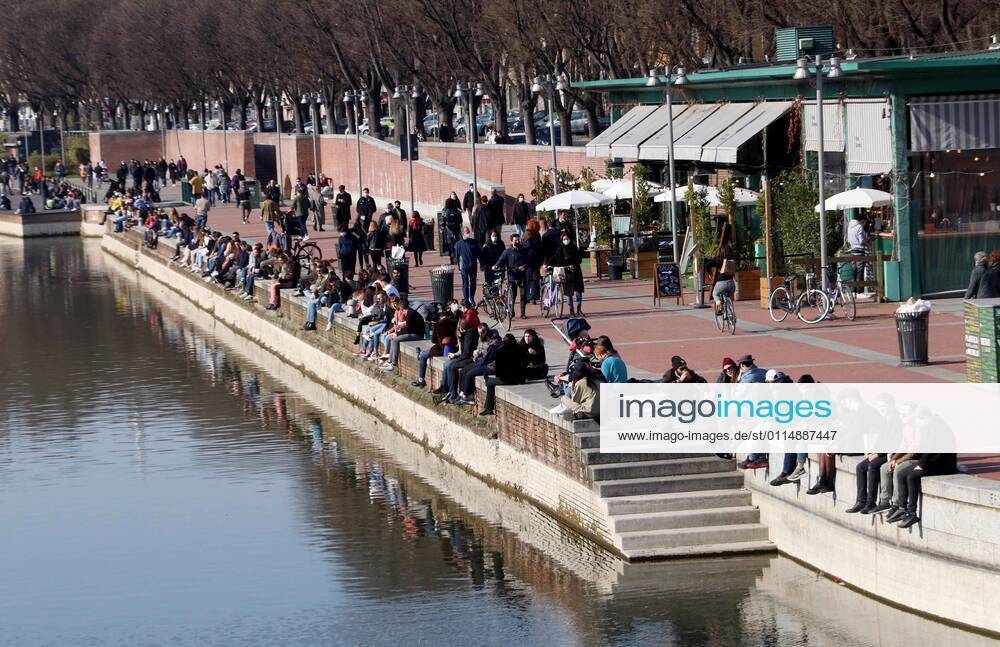 Photo ipp clemente marmorino milan 07 03 2021 emergency coronavirus covid 19 lombardy in orange zone strengthened in the photo milanese enjoy the sunny day at the dock darsena navigli movida less 0