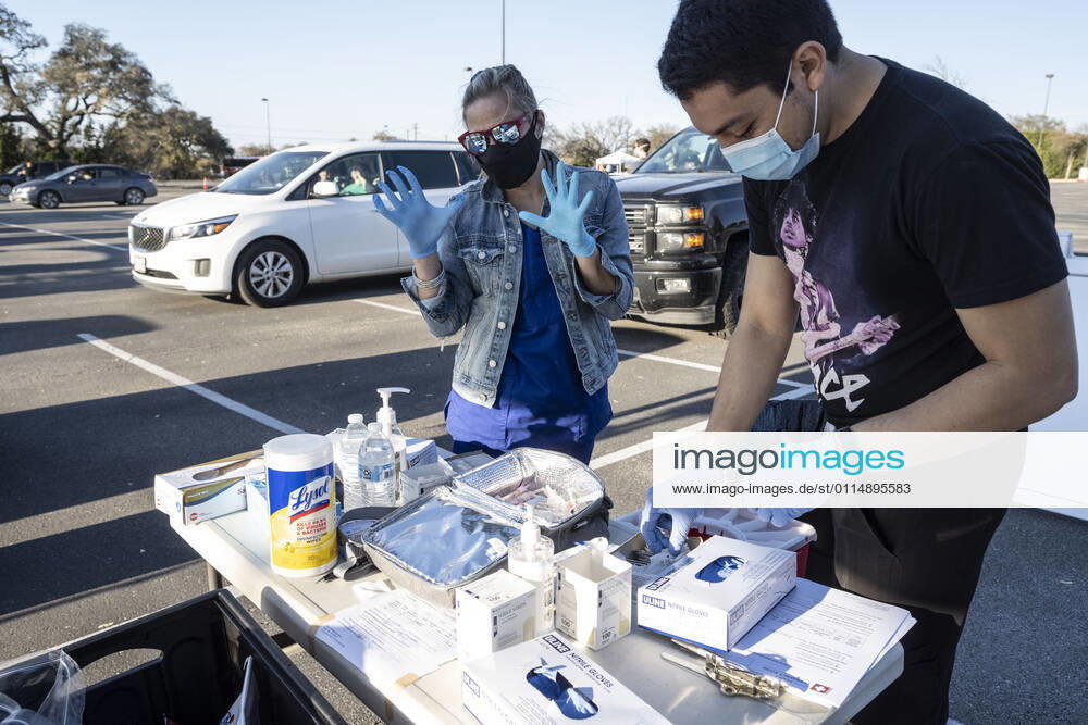 Round Rock, TX USA March 6, 2021: Medical student Max Chehadi, r, works with Stephaniee Carter (l) to deliver vaccine to patients at a Williamson County 24-hour vaccine marathon to catch up with COVID-19 vaccination schedule after last month s devastating winter storm that crippled much of Texas. The goal was to vaccinate up to 7,000 Texans with first or second Moderna doses. Round Rock USA - ZUMAd150 20210307_znp_d150_034