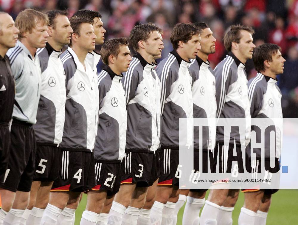 Mannschaftsaufstellung Deutschland während der Nationalhymne - v.li.: Torwart Oliver Kahn, Jens Nowotny, Christian Wörns, Michael Ballack, Philipp Lahm, Arne Friedrich, Frank Baumann, Kevin Kuranyi, Dietmar Hamann und Bernd Schneider Fußball Länderspiel Herren Länderspiel 2004, Freundschaftsspiel, Test, Testspiel, Nationalmannschaft, Nationalteam Gruppe Basel