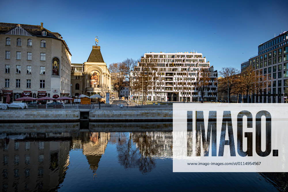 Berlin Mitte , Theater Berliner Ensemble BE am Schiffbauerdamm , mit der Spree und der Mündung der Panke (dunkler Zufluss Bildmitte links) Berlin