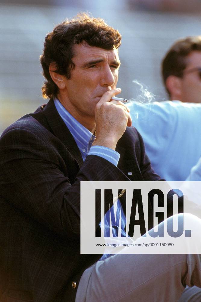 Trainer Dino Zoff (Lazio) zieht genüßlich an seiner Zigarette Fußball Herren Serie A 1991 1992, 1. Italienische Liga, Lazio Rom, Testspiel, Test, Einzelbild