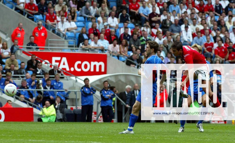 Frank Lampard (England, re.) zieht ab, li. Thordur Gudjonsson (Island) Fußball Länderspiel Herren Länderspiel 2004, Nationalmannschaft, Nationalteam, Nationaltrikot, Testspiel, Freundschaftsspiel Gruppe Manchester Dynamik,