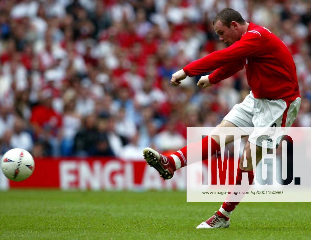 Wayne Rooney (England) zieht ab Fußball Länderspiel Herren Länderspiel 2004, Nationalmannschaft, Nationalteam, Nationaltrikot, Testspiel, Freundschaftsspiel Einzelbild Manchester Dynamik,