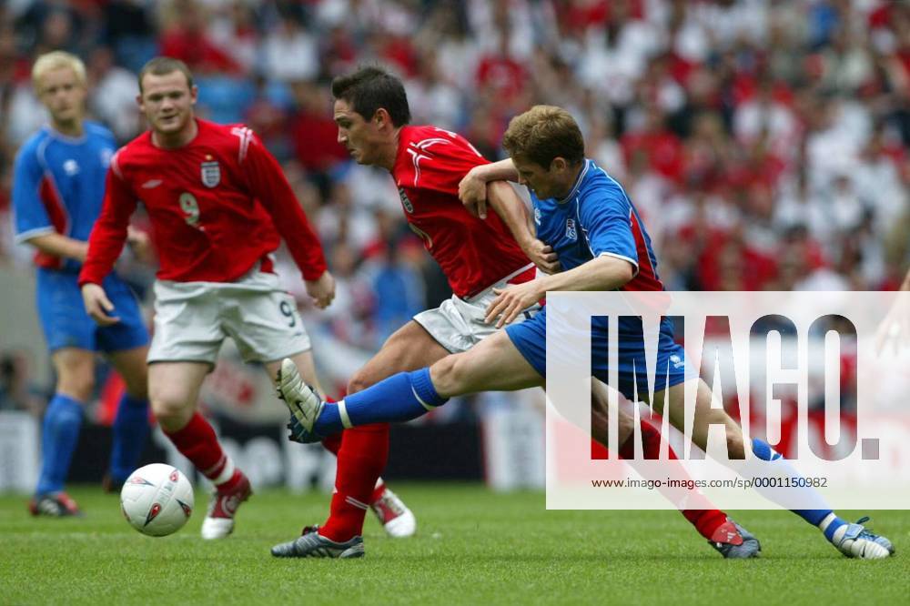 Frank Lampard (England, li.) gegen Johannes Carl Gudjonsson (Island) Fußball Länderspiel Herren Länderspiel 2004, Nationalmannschaft, Nationalteam, Nationaltrikot, Testspiel, Freundschaftsspiel Gruppe Manchester Dynamik, Kampf,
