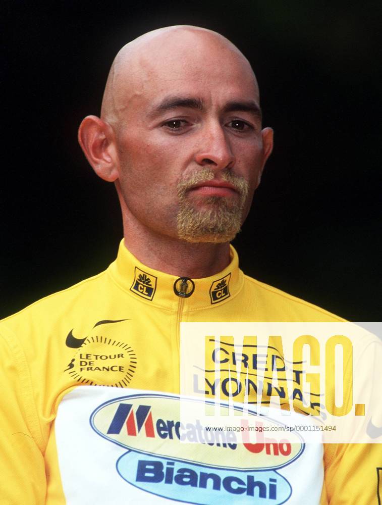 Gesamtsieger Marco Pantani (Italien Marcatone Uno) nachdenkllich während der Siegerehrung Radsport Herren Tour de France 1998, Straßenradsport, Straße, Rad Porträt Paris Nachdenklichkeit,
